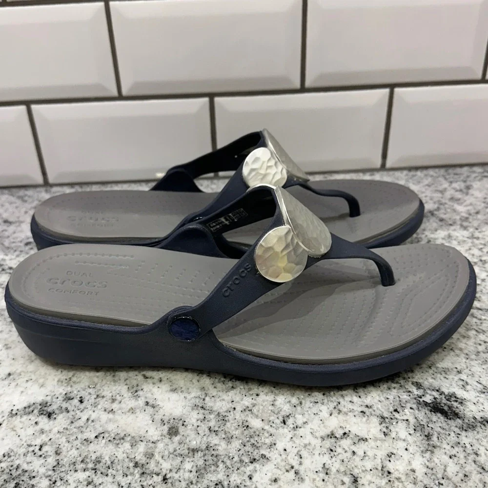 Crocs Women 10 Sanrah Hammered Circle Wedge Flip Flops Navy Grey Metallic Boho